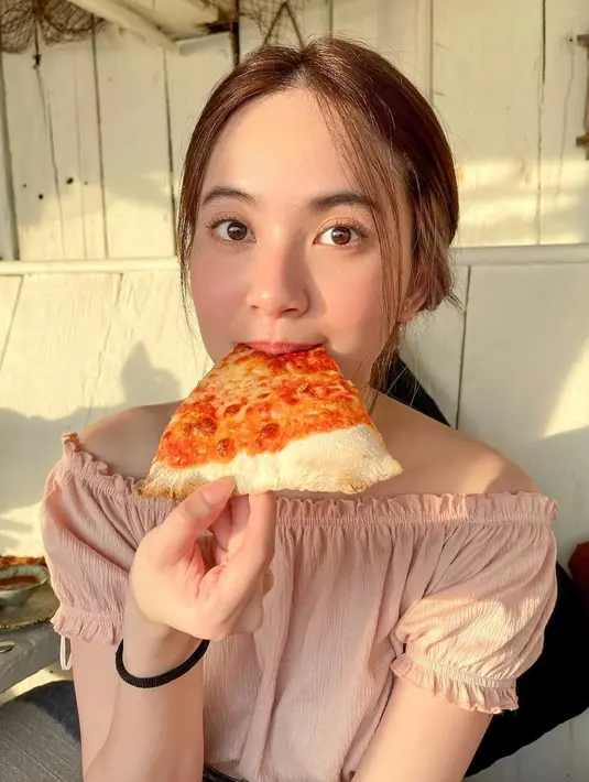 Kini sudah resmi putus, Vivi Novika dan Alfeandra Dewangga sempat bagikan kabar bahwa keduanya telah bertunangan pada April 2022 lalu. (FOTO: instagram.com/viviinovika)
