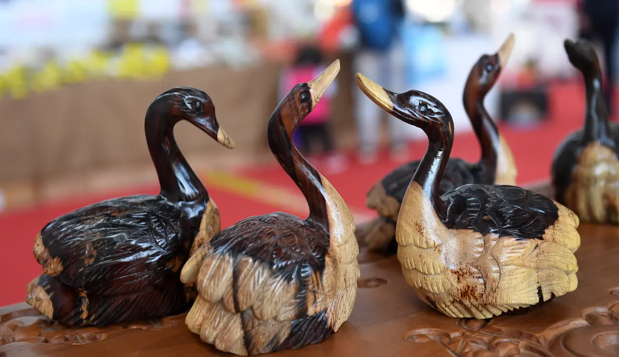 Produk-produk pahatan kayu dari Indonesia dalam ajang China-ASEAN Expo ke-17 di Nanning, Daerah Otonom Etnis Zhuang Guangxi, China selatan (29/11/2020). Berbagai produk kerajinan tangan yang dipamerkan dalam China-ASEAN Expo ke-17 telah menarik banyak perhatian. (Xinhua/Lu Boan)