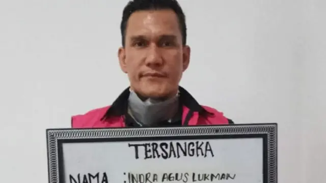 Kepala ESDM Riau saat ditahan Kejari Kuansing karena terlibat korupsi.