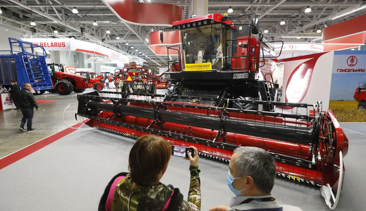 Para pengunjung mengabadikan foto mesin pertanian yang ditampilkan dalam pameran pertanian internasional Agrosalon di Moskow, Rusia, pada 7 Oktober 2020. Pameran tersebut digelar setiap dua tahun di Moskow. (Xinhua/Alexander Zemlianichenko Jr)