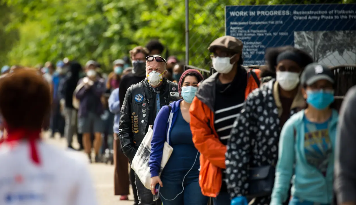 Orang-orang mengantre mendapatkan masker gratis di Prospect Park di wilayah Brooklyn di New York, Amerika Serikat (3/5/2020). New York City (NYC) akan membagikan lebih dari 100.000 penutup wajah secara gratis di taman-taman di seluruh kota itu mulai 2 hingga 5 Mei. (Xinhua/Michael Nagle)