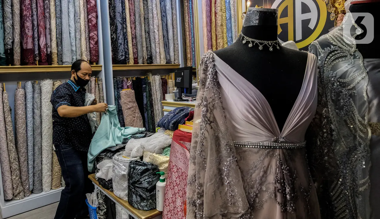 Aktivitas jual beli bahan kain di Pasar Tanah Abang, Jakarta, Kamis (1/4/2021). Kementerian Perindustrian mendorong pengembangan bahan baku tekstil yang berbasis serat sintetis untuk mengurangi ketergantungan terhadap bahan baku tekstil impor. (Liputan6.com/Johan Tallo)