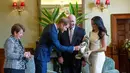 Pangeran Harry melihat hadiah dari Gubernur Jenderal Australia Sir Peter Cosgrove (kedua kanan) untuk kehamilan pertama istrinya, Meghan Markle, saat kunjungan resmi mereka di Admiralty House, Sydney, Selasa (16/10). (Steve Christo / POOL / AFP)