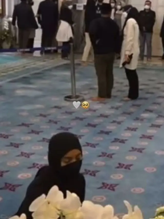 6 Momen Nabila Ishma Akhirnya Bertemu dengan Jenazah Eril, Duduk Lemas di Samping Peti