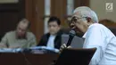 Mantan Menteri Keuangan, Bambang Subianto menyimak pertanyaan pada sidang lanjutan penerbitan SKL terhadap obligor BLBI dengan terdakwa Syafruddin Arsyad Temenggung di Pengadilan Tipikor, Jakarta, Rabu (6/6). (Liputan6.com/Helmi Fithriansyah)