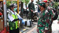 Panglima TNI Marsekal Hadi Tjahjanto mengecek langsung implementasi dari tenaga tracing di Kelurahan Kedung Baruk, Kecamatan Rungkut, Surabaya. (Dian Kurniawan/Liputan6.com)