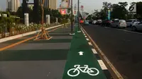 Penampakan jalur sepeda di kawasan Gelora Bung Karno (GBK), Jalan Asia Afrika, Jakarta, Selasa (31/7). Setidaknya ada 13 tiang yang menghalangi jalur sepeda di dekat Gate 1 GBK. (Merdeka.com/Imam Buhori)