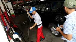 Petugas SPBU melayani pengisian bahan bakar minyak (BBM) di SPBU Kuningan Jakarta, Sabtu (5/5). Pemerintah berencana untuk menambah subsidi solar di tengah harga minyak dunia yang sedang naik. (Liputan6.com/Johan Tallo)