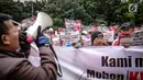 Massa aksi yang tergabung dalam Komando Aksi Mahasiswa dan Pemuda Anti Korupsi (Kompak) menggelar aksi unjuk rasa di depan Gedung KPK, Jakarta, Rabu (29/11). Mereka meminta KPK untuk mengusut kasus e-KTP lebih dalam lagi. (Liputan6.com/Faizal Fanani)