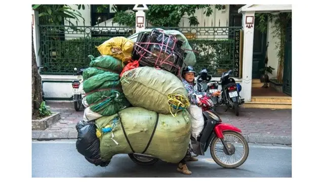 Potret Pengendara Motor Bawa Muatan Banyak Ini Bikin Geleng Geleng
