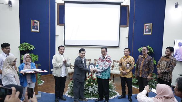 Kepala Eksekutif Pengawas Perbankan OJK Dian Ediana Rae dalam kegiatan OJK Mengajar di Fakulitas Ekonomi dan Bisnis (FEB) Universitas Islam Negeri (UIN) Syarif Hidayatullah Jakarta, Senin (6/11/2023). (Dok OJK)