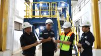 Wakil Direktur Utama MIND ID Dany Amrul Ichdan bersama Direktur Pengembangan Usaha TIMAH Dicky Octa Zahriadi berkunjung ke fasilitas pilot plant pengolahan monasit di Tanjung Ular, Kabupaten Bangka Barat, Rabu (23/4/2025).