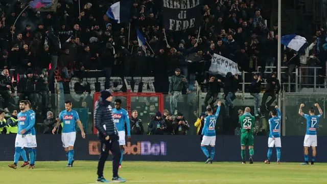 FOTO: Kalahkan Crotone, Napoli Kukuh di Puncak Klasemen