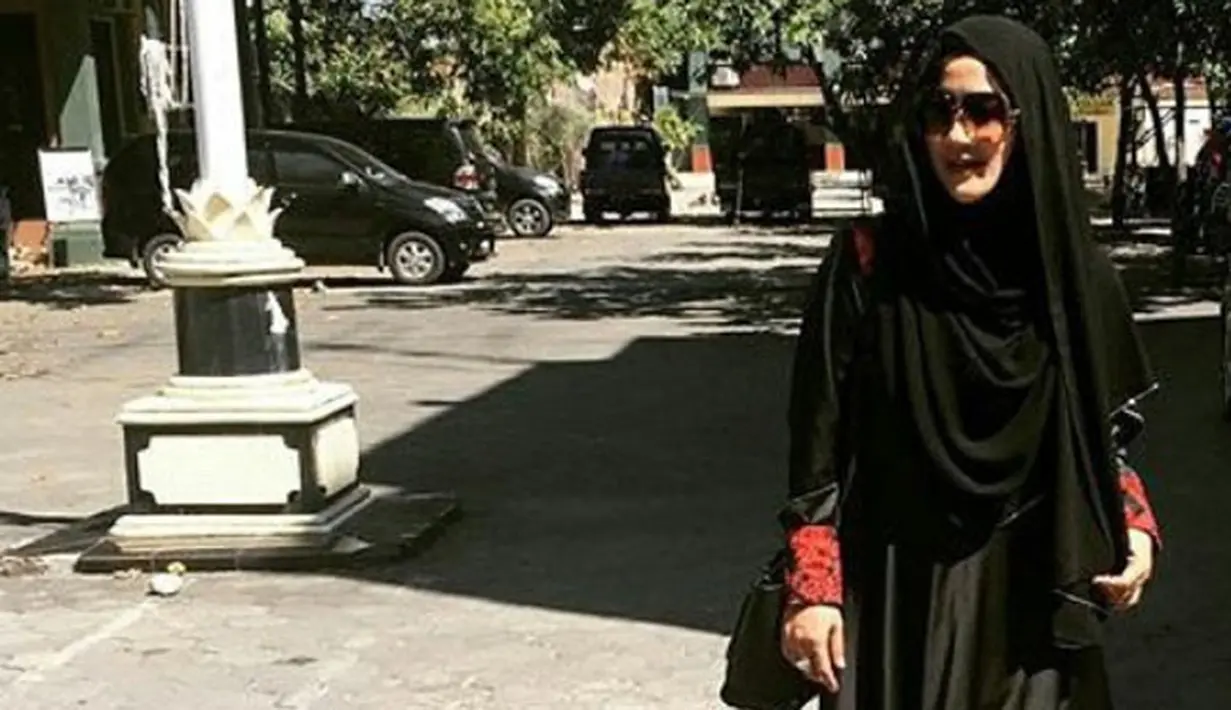 Umi Pipik pun tak risau dengan ini. Dirinya berusaha bersikap professional dan menganalogikanya dengan foto-foto dirinya sebelum bercadar yang ada di media sosial. (Instagram/umi.pipik)