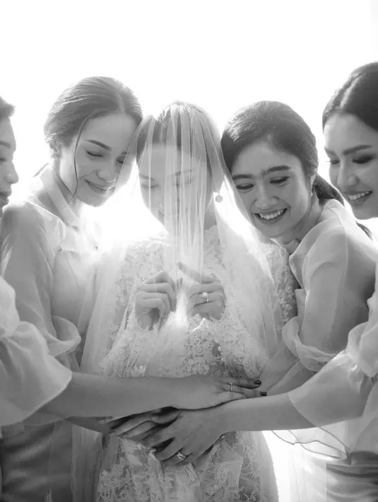 Di momen itu, Febby tampil cantik mengenakan dress kombinasi satin dan organza bernuansa lilac. [Foto: IG/febbyrastanty].