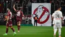 Suporter FC Metz membentangkan spanduk bergambar Ghostbusters pada laga lanjutan Liga Prancis 2023/2024 melawan RC Lens di Saint-Symphorien Stadium, Longeville-les-Metz, Prancis, Sabtu (13/04/2024) dini hari WIB. (AFP/Jean-Christophe Verhaegen)