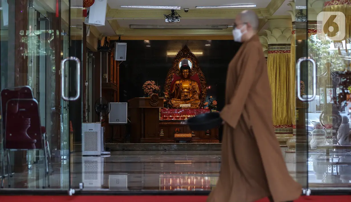 Suasana Wihara Ekayana Arama menyambut perayaan Waisak di Jakarta Barat, Selasa (25/5/2021). Wihara ini melakukan persiapan untuk menyambut rangkaian Hari Raya Waisak 2565 BE pada 26 Mei 2021 yang akan berlangsung secara virtual esok hari. (Liputan6.com/Johan Tallo)