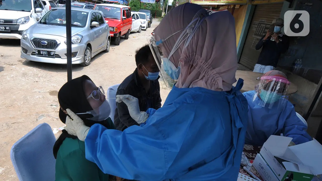 FOTO: Swab Antigen Pemudik yang Kembali ke Depok