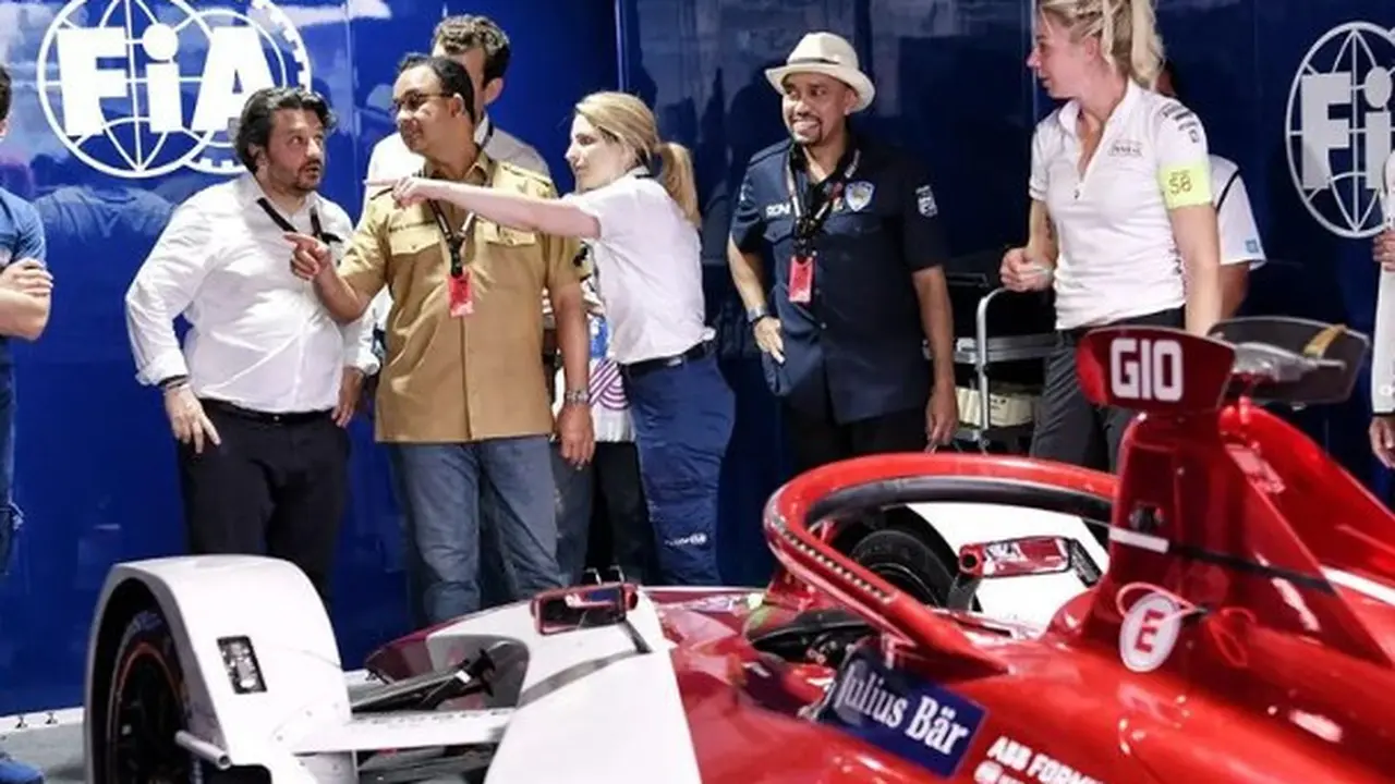 Gubernur DKI Anies Baswedan mengecek kesiapan jelang balapan mobil listrik Formula E di Ancol, Jakarta Utara. (Foto: Instagram @aniesbaswedan)