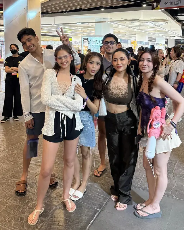 6. Inilah penampilan mereka yang masih stunning ketika berada luar venue festival, sebelum basah kuyup dengan keseruan perang air.