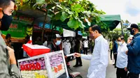 Presiden Jokowi membagikan bantuan tunai kepada PKL di Pasar Gemolong, Sragen, Jawa Tengah. (Foto: Biro Pers Setpres)