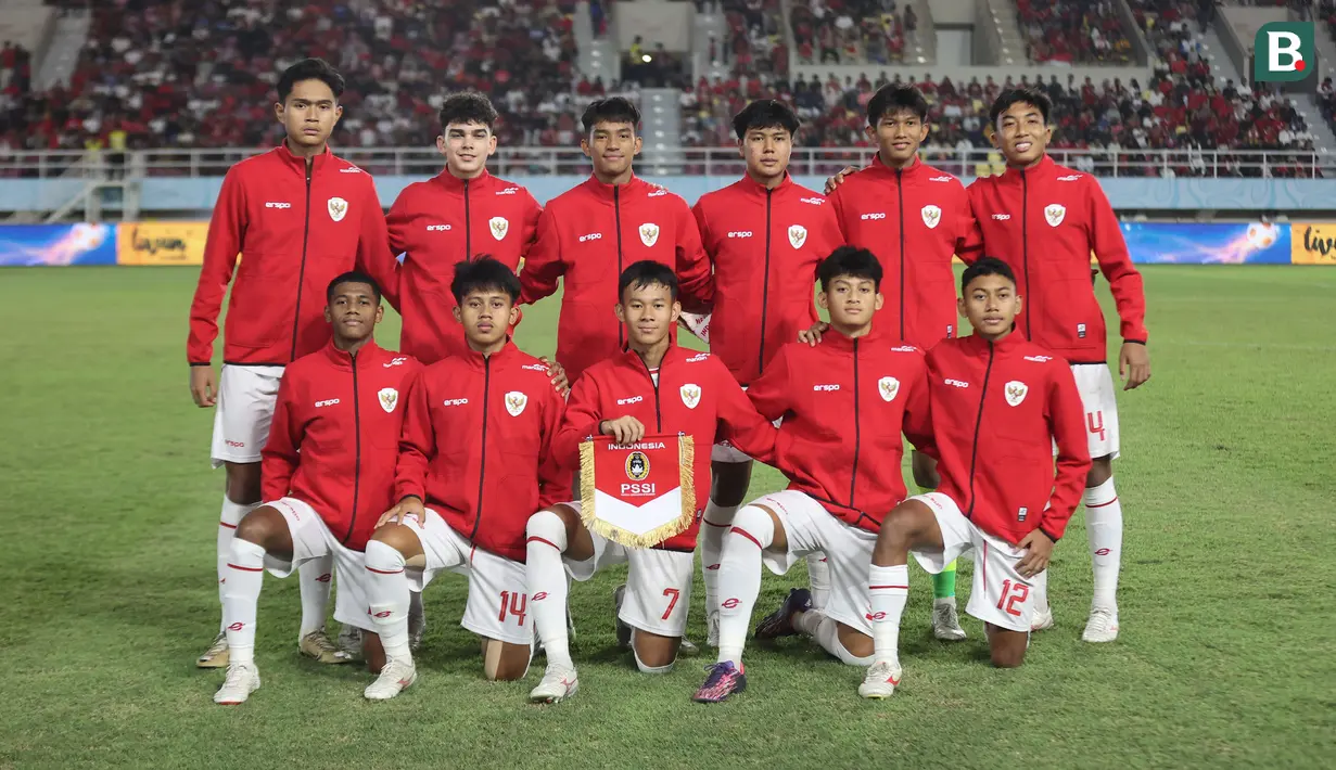 <p>Para pemain starting XI Timnas Indonesia U-16 berfoto bersama jelang menghadapi Timnas Australia U-16 pada laga semifinal Piala AFF U-16 2024 di Stadion Manahan, Solo, Senin (1/7/2024). (Bola.com/Abdul Aziz)</p>