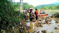 Tim SAR Kendari menggunakan perahu karet untuk membawa logistik bagi korban banjir konawe.(Liputan6.com/Ahmad Akbar Fua)