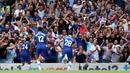 Pemain Chelsea Reece James (kiri) melakukan selebrasi dengan rekan setimnya usai mencetak gol gawang Tottenham Hotspur pada pertandingan sepak bola Liga Inggris di Stadion Stamford Bridge, London, Inggris, 14 Agustus 2022. Pertandingan berakhir imbang 2-2. (AP Photo/Ian Walton)