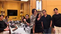 6 Potret Andre Taulany Buka Puasa Bareng Tiga Anaknya, Nikmati Makanan Jepang