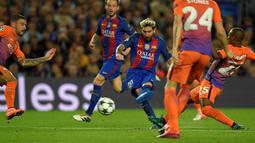 Pemain Barcelona, Lionel Messi, mencetak gol ke gawang Manchester City dalam laga Grup C Liga Champions di Camp Nou, Barcelona, Kamis (20/10/2016) dini hari WIB. (AFP/Lluis Gene)