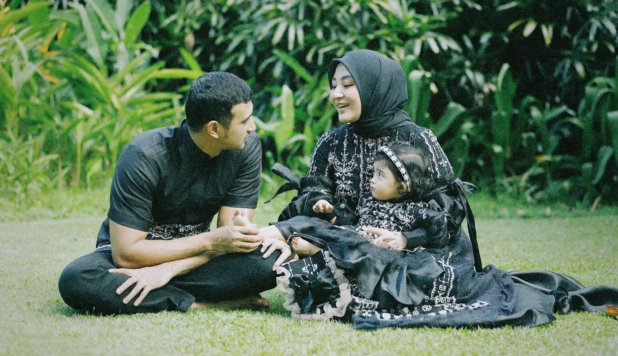 Gayanya dipermanis dengan bando warna monokrom senada dengan dress-nya.