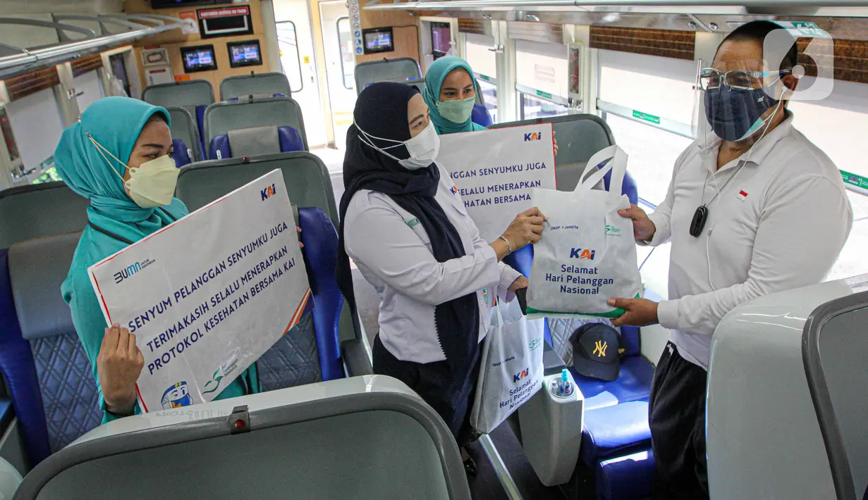 Petugas memberikan bingkisan kepada penumpang KA Taksaka di Stasiun Gambir, Jakarta, Sabtu (4/8/2021). Dalam rangka memperingati hari pelanggan nasional, PT KAI Daop 1 Jakarta membagikan ratusan bingkisan kepada penumpang kereta api. (Liputan6.com/Faizal Fanani)