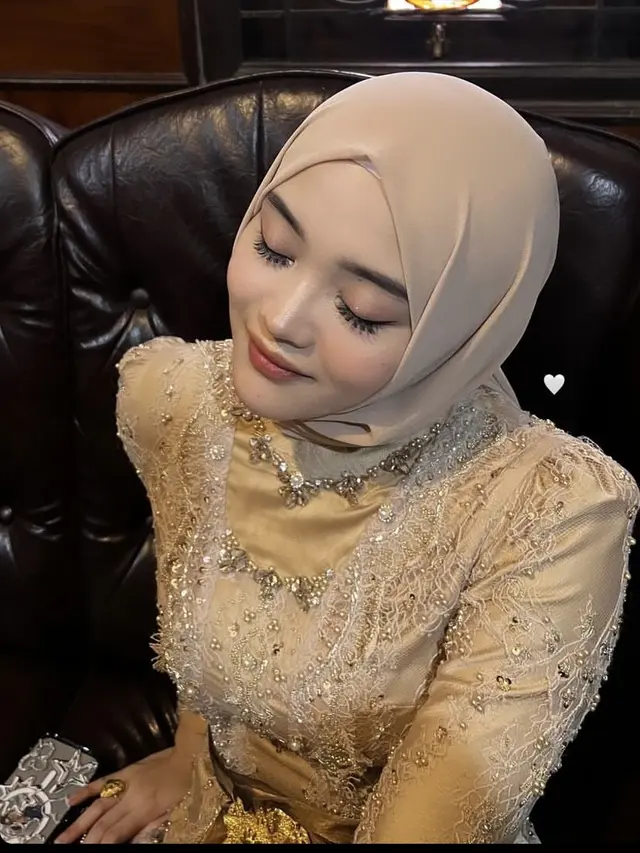 Putri Delina saat Antar Sang Kakak Rizky Febian Jalani Prosesi Adat Bali.