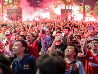 Para pendukung Timnas Indonesia U-23 sempat merayakan gol yang dicetak oleh Muhammad Ferarri ke gawang Uzbekistan pada laga semifinal Piala Asia U-23 saat nonton bareng di Kompleks Stadion Utama Gelora Bung Karno (SUGBK), Senayan, Jakarta, Senin (29/04/2024) malam WIB. Sayangya, gol tersebut dianulir oleh wasit setelah meninjau VAR karena offside. (Bola.com/Bagaskara Lazuardi)