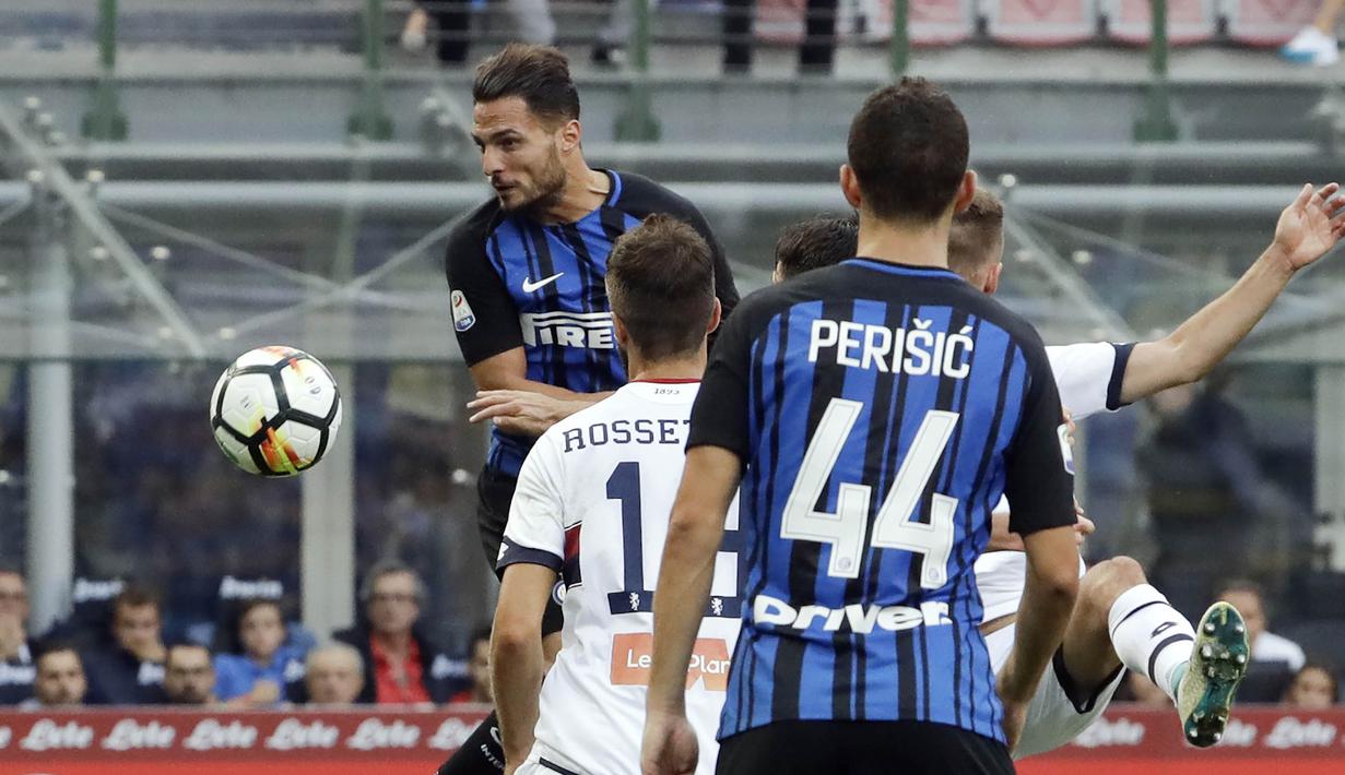 Bek Inter Milan, Danilo D'Ambrosio, melepaskan tandukan kepala ke gawang Genoa pada laga Serie A di Stadion Giuseppe Meazza, Minggu (24/9/2017). Inter Milan menang 1-0 atas Genoa. (AP/Luca Bruno)