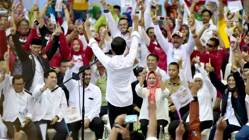 FOTO: Jokowi Tunjukkan Kartu Sakti Saat Kampanye di Probolinggo