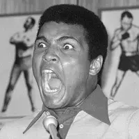 Muhammad Ali melancarkan perang urat syaraf jelang pertarungannya melawan George Foreman di Stade du 20 Mai, Zaire (kini Republik Kongo) pada 30 Oktober 1974. (dailymail.co.uk)