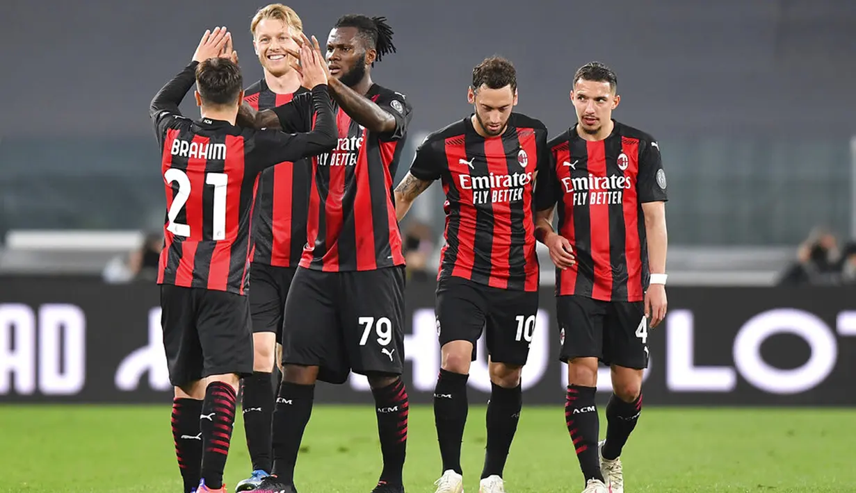 Pemain AC Milan Brahim Diaz (21) merayakan bersama rekan satu timnya usai mencetak gol ke gawang Juventus pada pertandingan Liga Italia di Allianz Stadium, Turin, Italia, Minggu (9/5/2021). Juventus kalah 0-3 dan tergusur dari empat besar klasemen. (Tano Pecoraro/LaPresse via AP)