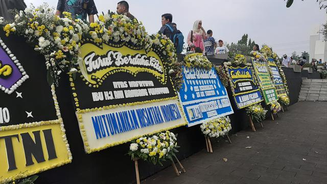 Karangan bunga untuk Ani Yudhoyono di Taman Makam Pahlawan Kalibata, Jakarta Selatan, Minggu (2/6/2019).