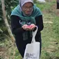 Titik Rahma, 33 tahun, di sebuah kebun kopi. (Liputan6.com/Musthofa Aldo)