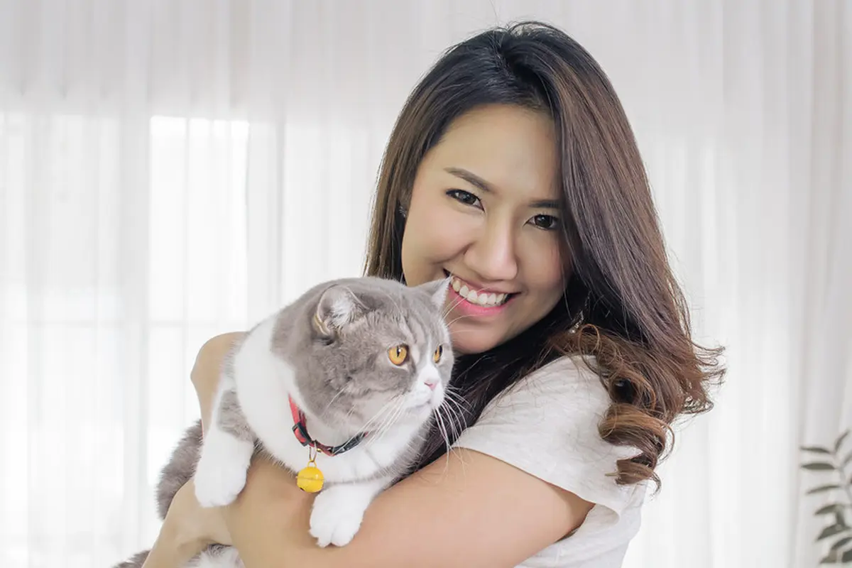 perempuan pencinta kucing