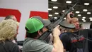 Seorang pria mencoba senjata api di aula pameran di Kay Bailey Hutchison Convention Center selama konvensi tahunan NRA, Texas (6/5). (AFP/Loren Elliot)