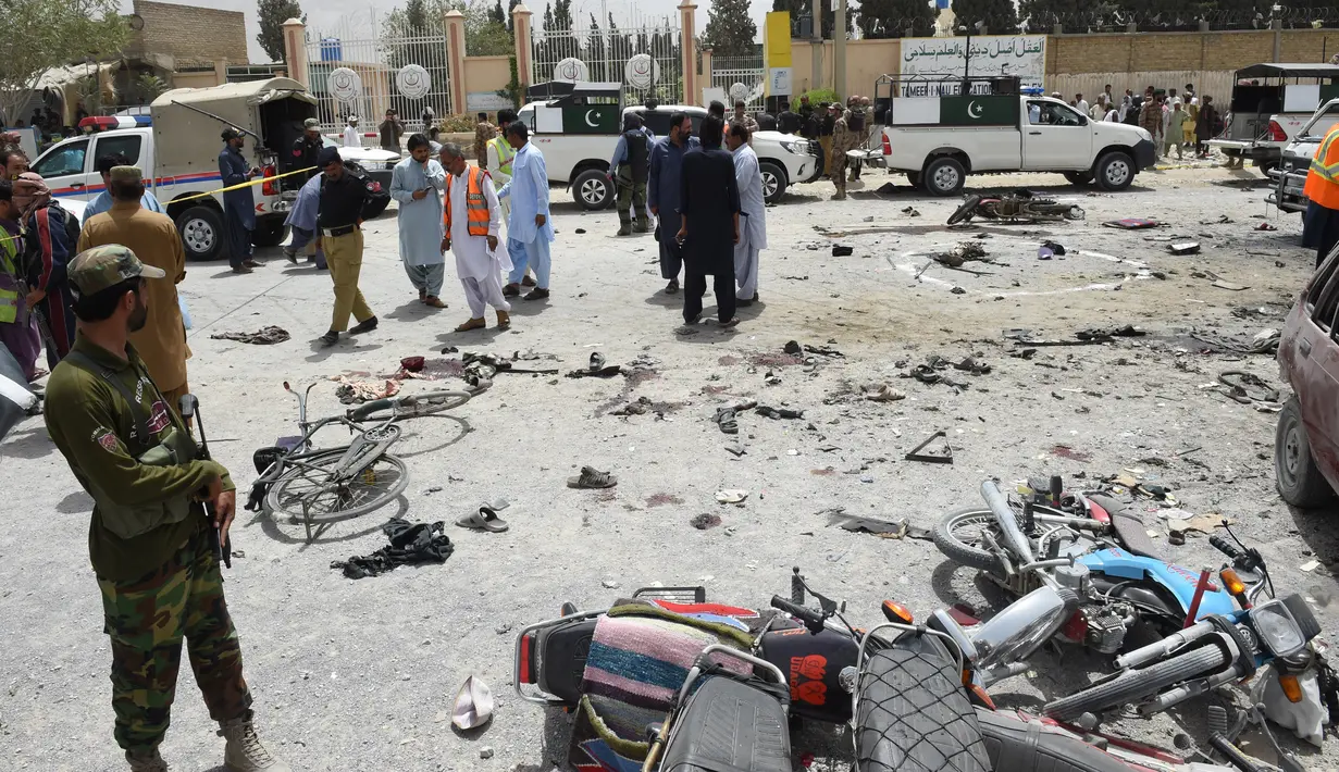 Personel keamanan berjaga di lokasi serangan bom bunuh diri di Quetta, Pakistan, Rabu (25/7). Inspektur polisi kota Quetta, Naseeb Ullah menyatakan belum mengetahui penyebab ledakan itu. (BANARAS KHAN/AFP)