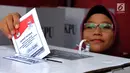 Warga memasukkan surat suara ke dalam kotak saat pemungutan ulang Pemilu 2019 di TPS 49 Rengas, Kecamatan Ciputat Timur, Tangerang Selatan, Rabu (24/4). Pencoblosan ulang dilakukan lantaran ditemukannya pelanggaran oleh Bawaslu saat pemilu serentak pada 17 April 2019 lalu. (merdeka.com/Arie Basuki)