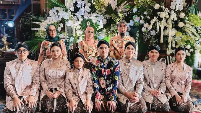 Adik Kandung dan Sambung Al Ghazali di Momen Siraman Kompak Dibalut Beskap dan Kebaya Adat Jawa