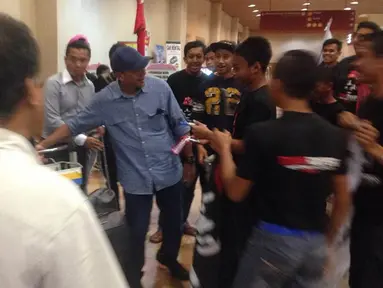 Pelatih anyar PBDKT T-Team, Rahmad Darmawan, disambut fans saat tiba di Malaysia, Kamis (3/12/2015). Pelatih yang akrab disapa RD itu merupakan mantan pelatih Persija Jakarta. (Istimewa) 