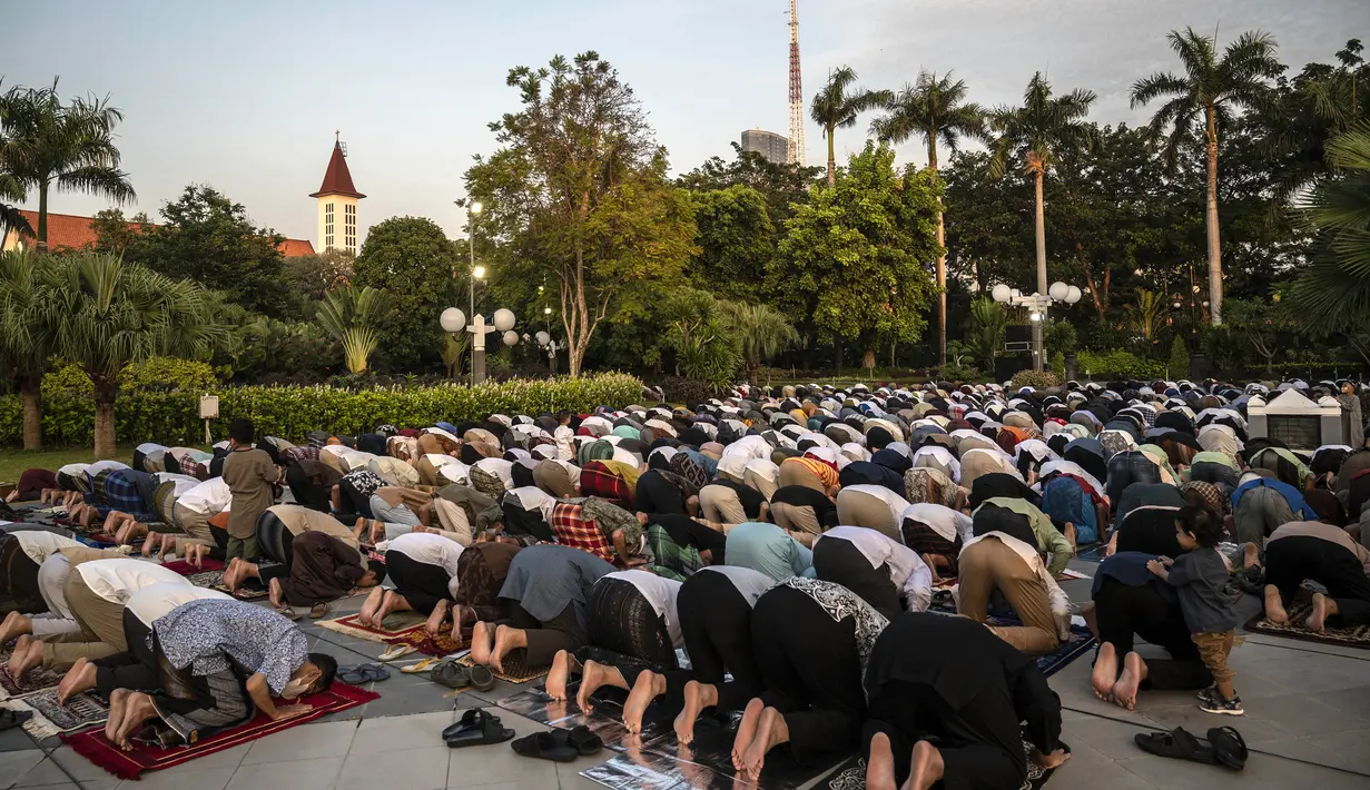 Umat muslim melaksanakan salat Idul Adha di Surabaya, Jawa Timur, Minggu (10/7/2022). (JUNI KRISWANTO/AFP)
