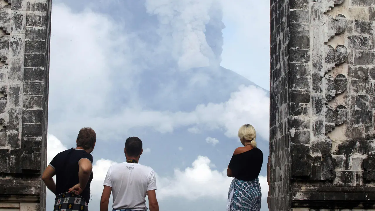 Gunung Agung Meletus