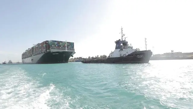 FOTO: Kapal Kargo Ever Given Berhasil Dievakuasi dari Terusan Suez