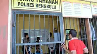 Tim penyidik kepolisian menahan YRS, Mantan anggota DPD RI atas dugaan korupsi dana KONI Bengkulu tahun anggaran 2015 (Liputan6.com/Yuliardi Hardjo)